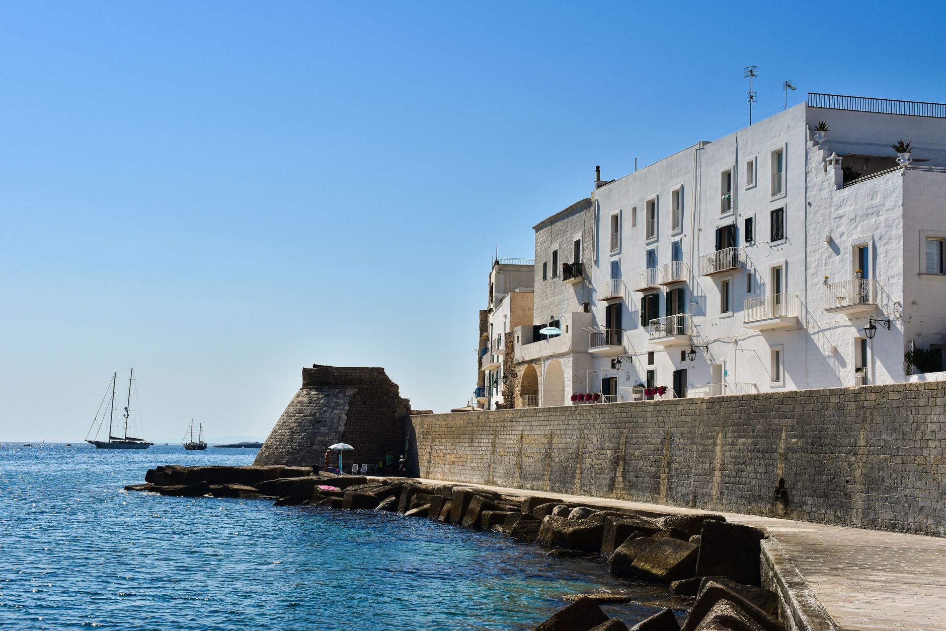 Front de mer blanc de Monopoli, sur la côte adriatique des Pouilles